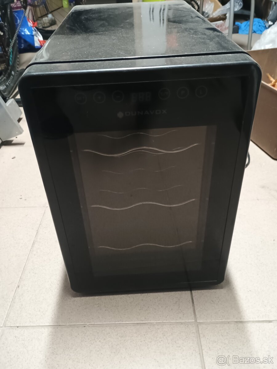 Termoelektrická vinotéka Dunavox DX-6. 17DG
