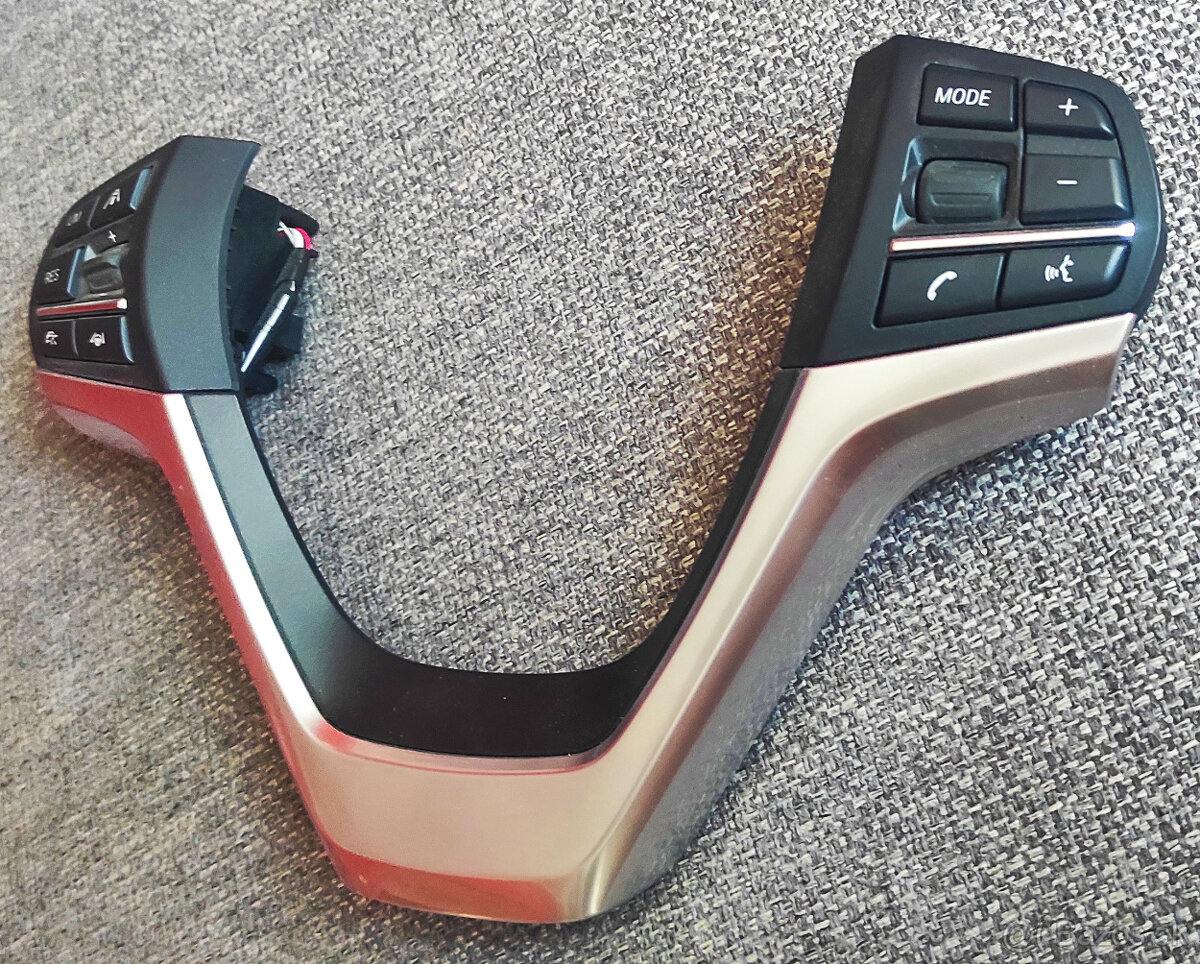 tlačítka a kryt volantu na BMW