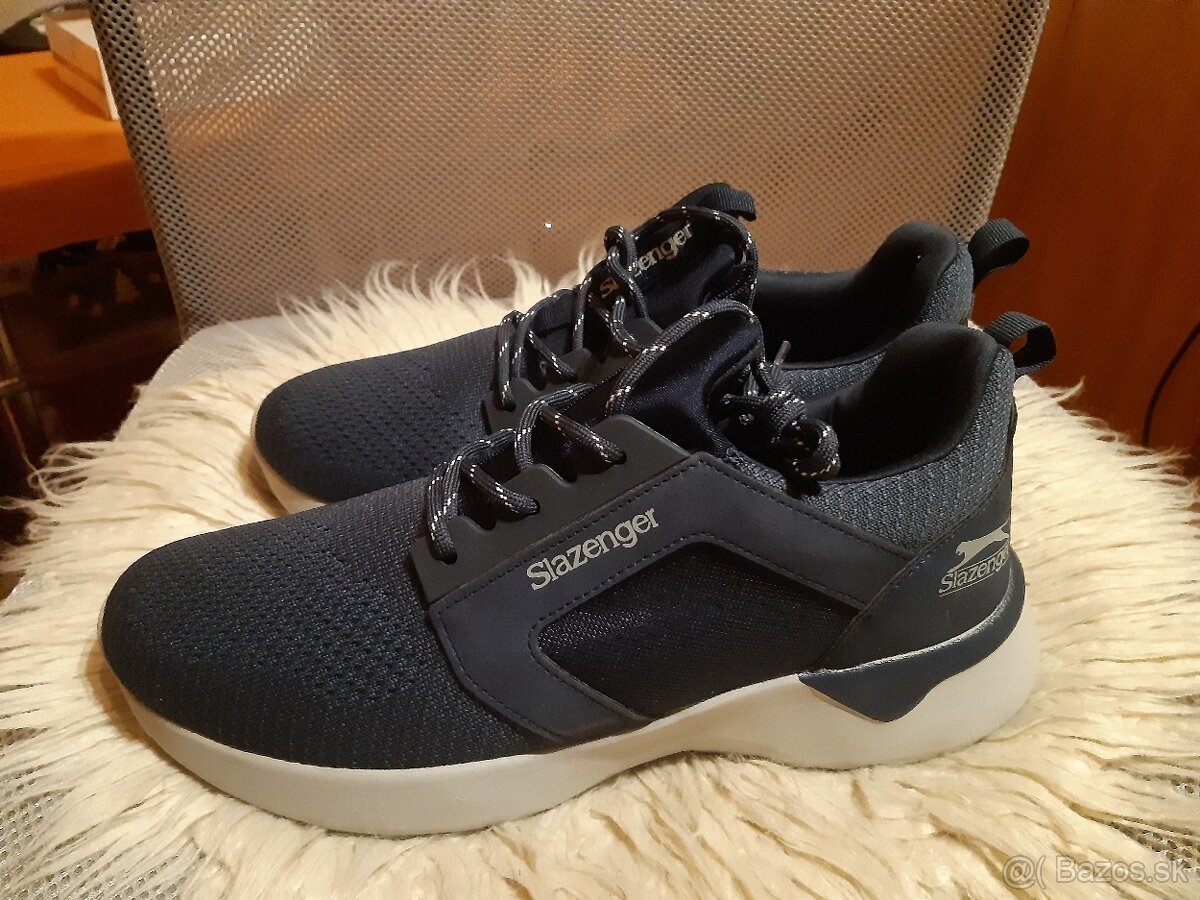 Tmavomodré tenisky v.43