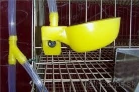 Napájačka pre prepelice do klietky pravá/ľavá