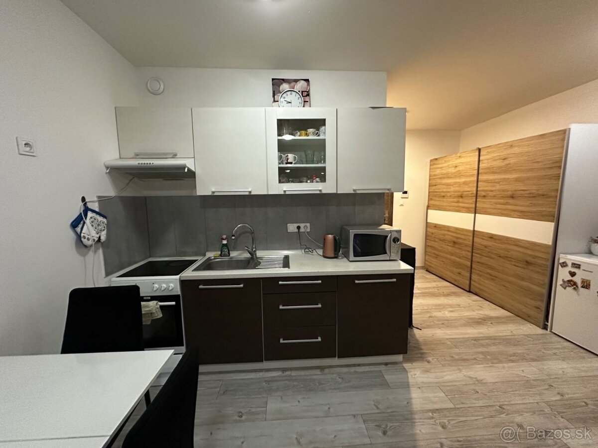 Dám do prenájmu 1.5 izbový byt komplet zariadený s balkónom