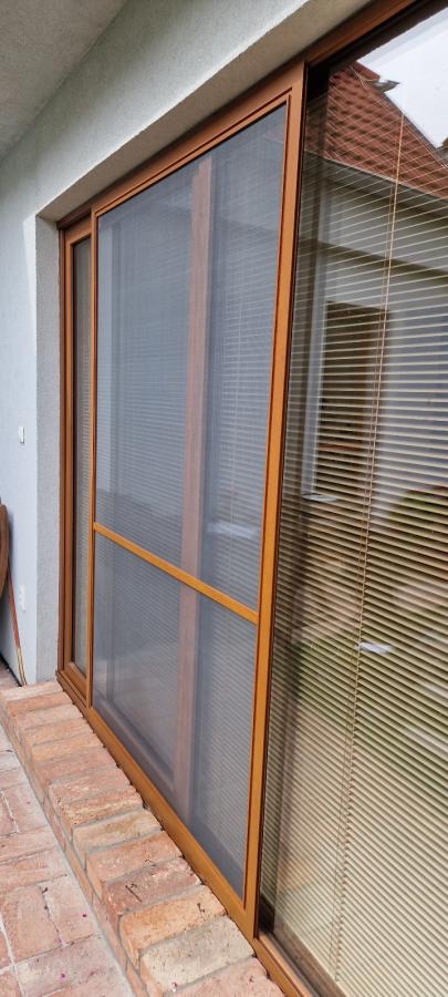 Sieťky proti hmyzu na okná i dvere