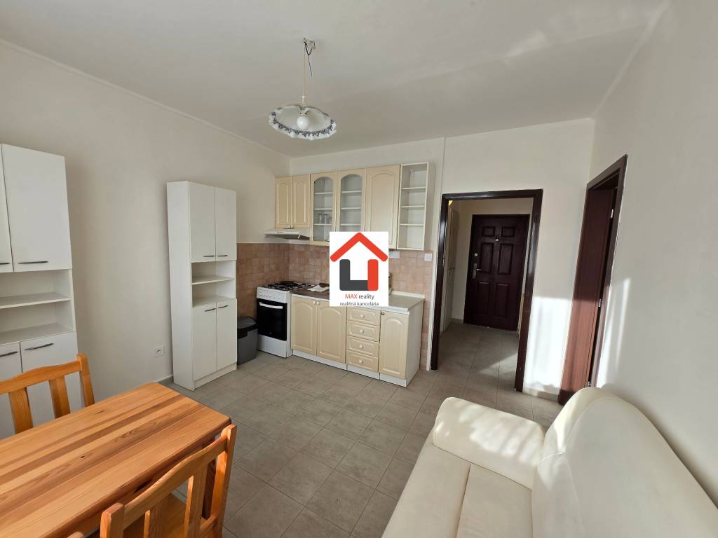 NÁJOM OD 1.MARCA : 1 izbový byt s loggiou v Komárne/CENTRUM