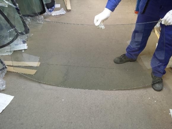 Tatra 613 nové čelné sklo čiré