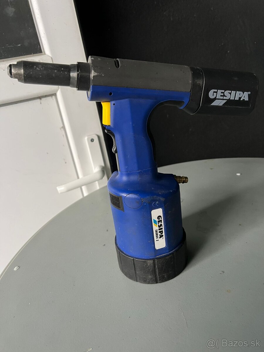 Pneumatické nitovacie kliešte