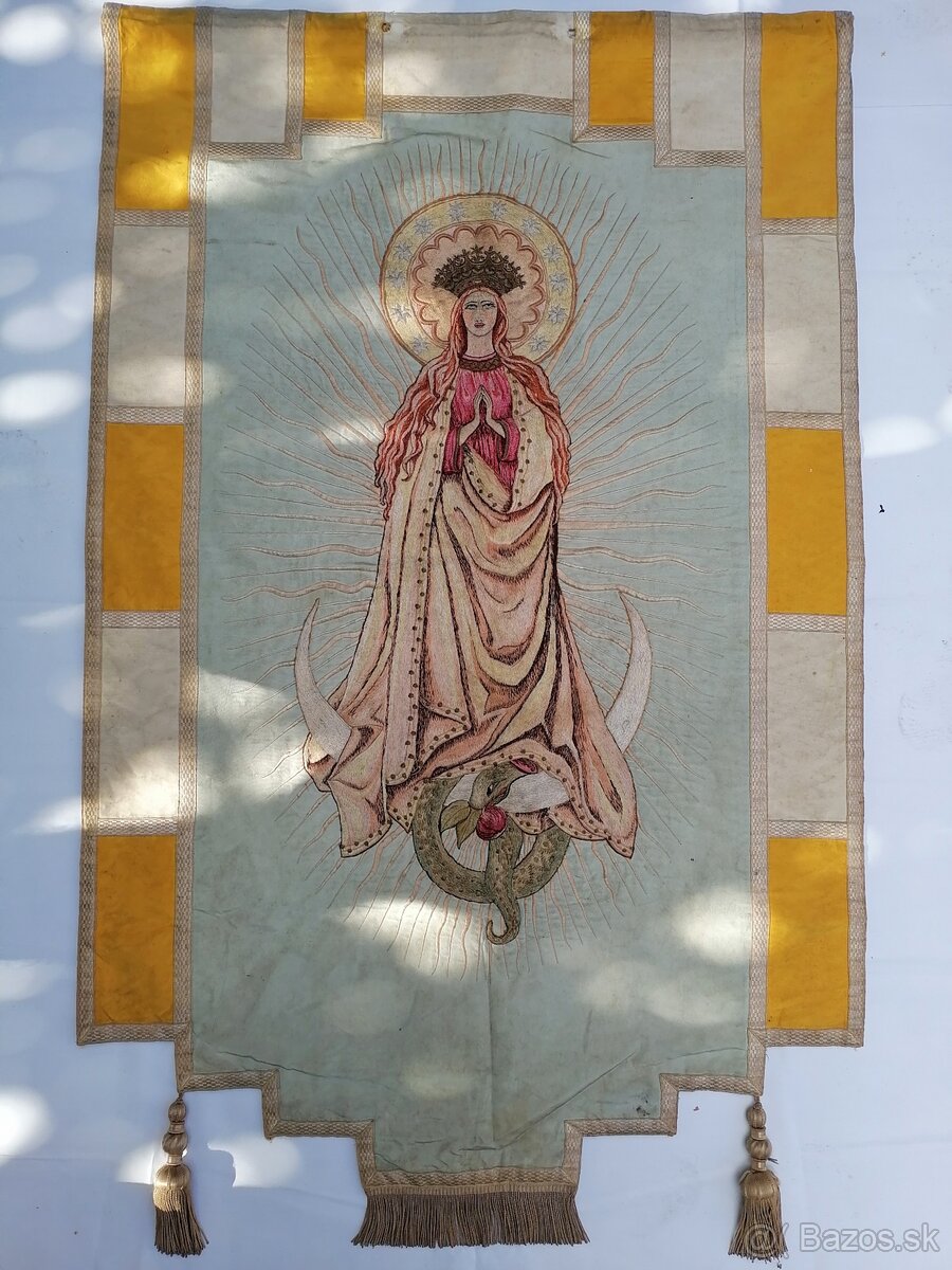 Stará procesiová zástava.