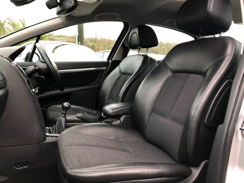 Peugeot 407 SW, Polokožené sedačky