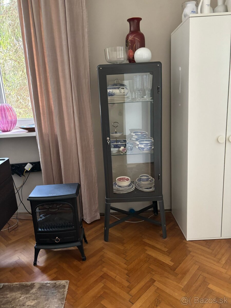 Predám vitrínu IKEA FABRIKÖR, tmavosivá - 50 Eur - Rezervé