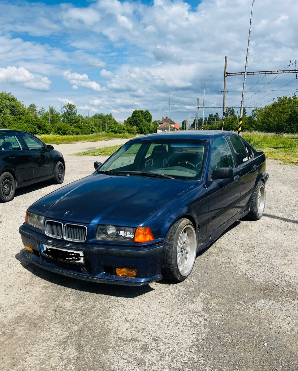 BMW E36 320i sedan