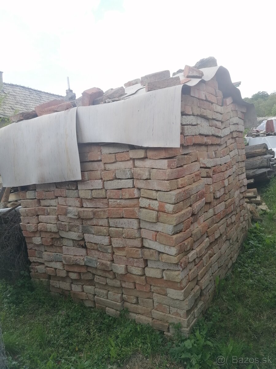 Predám starú pálenú tehlu, asi 2100 kusov.