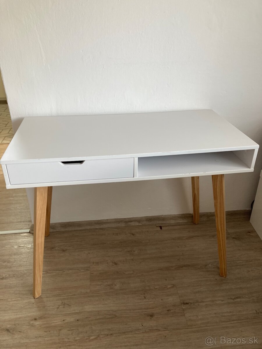 Písací stolik s stolicka