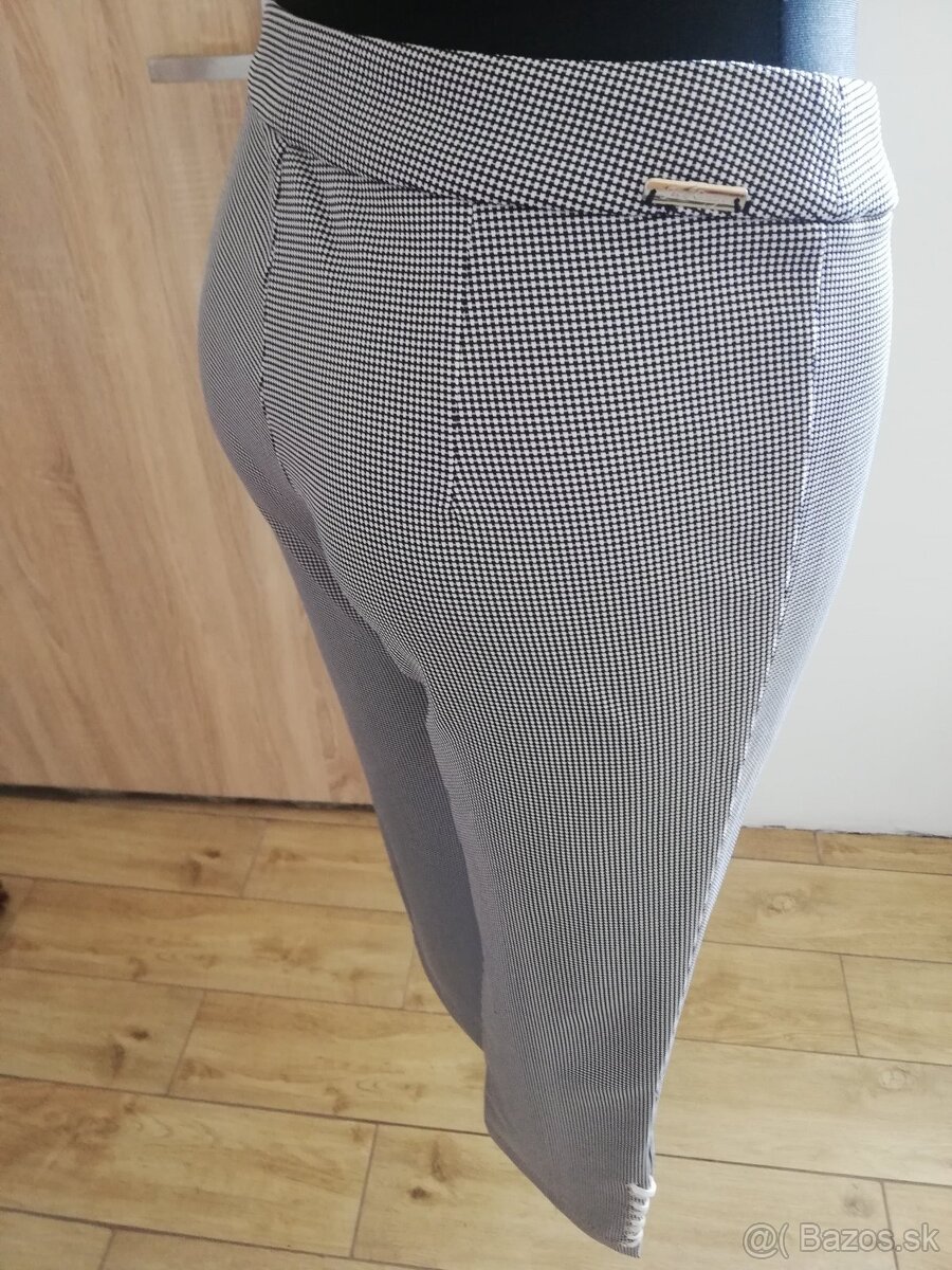 Elegantne 3/4ťové nohavice veľkosť M