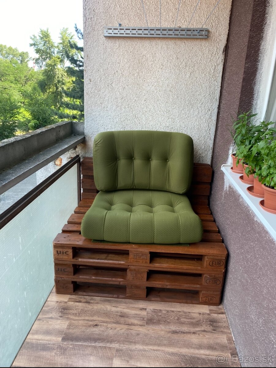 paletové sedenie