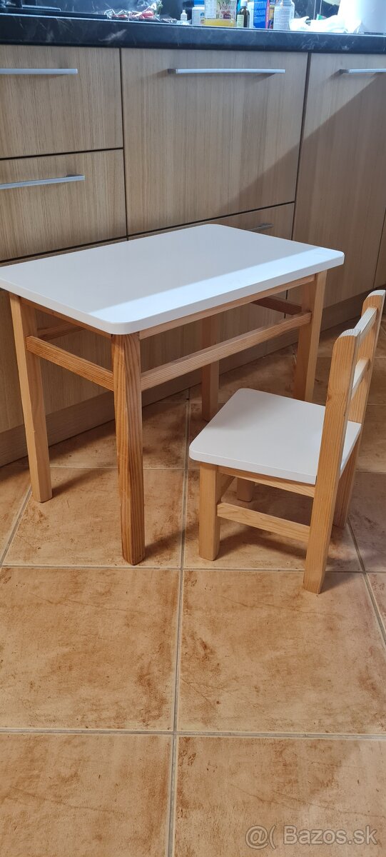 Detský stolík so stoličkou