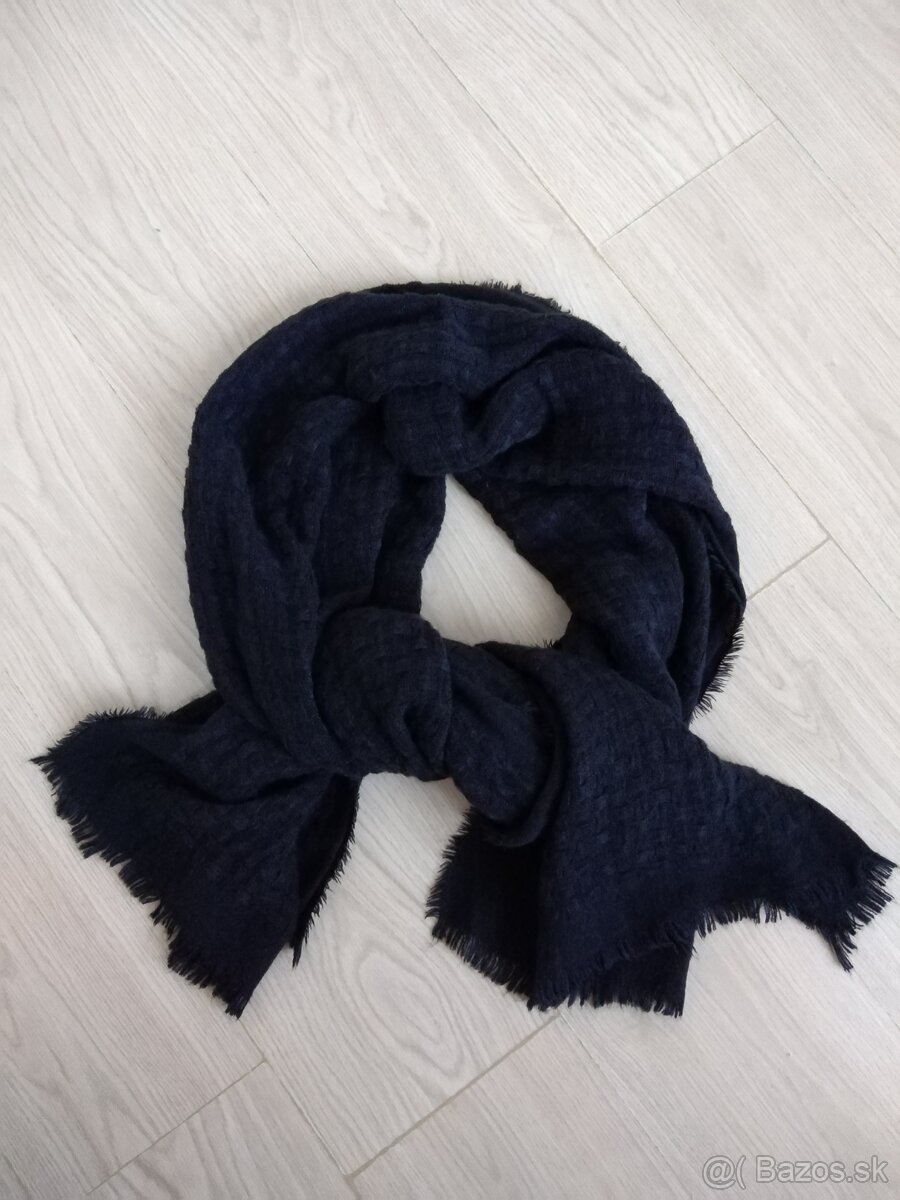 Mohutný nový čierny šál
