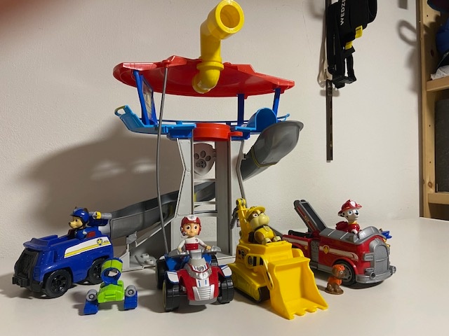 Labková patrola VEĽKÁ ZÁKLADŇA SO ŠMÝKAČKOU + CHASE FIGÚRKA