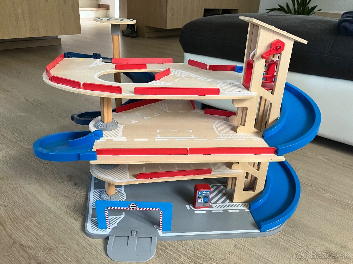 Drevená parkovacia garáž