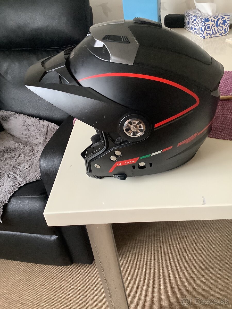 Prilba na motocykel. NOLAN