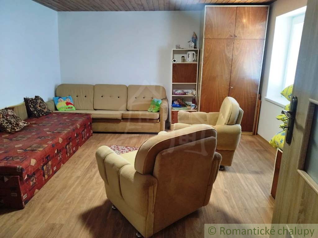 Z časti rekonštruovaný gazdovský dom v obci Hrušov