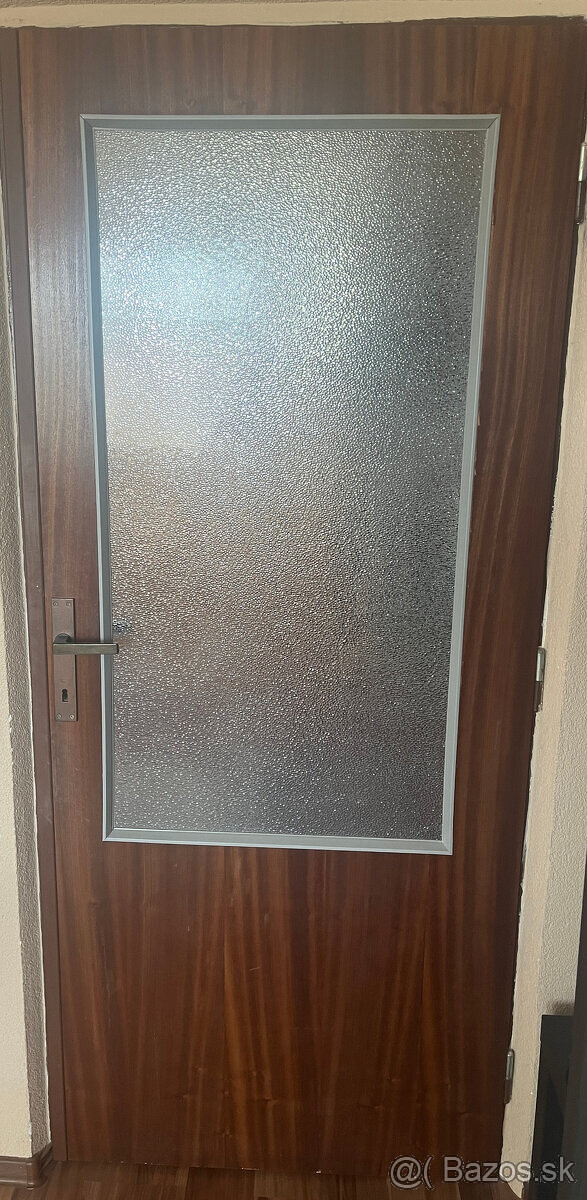 Zachovalé dvere 80 so sklom tmavo-hnedé Ľavé.