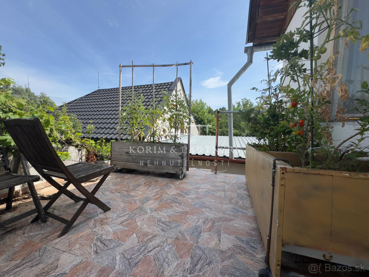 Dom bez záhrady s menším dvorom a terasou, Komárno