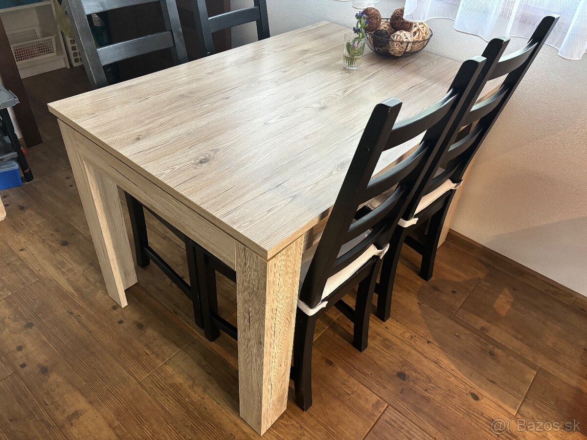 Stôl a stoličky