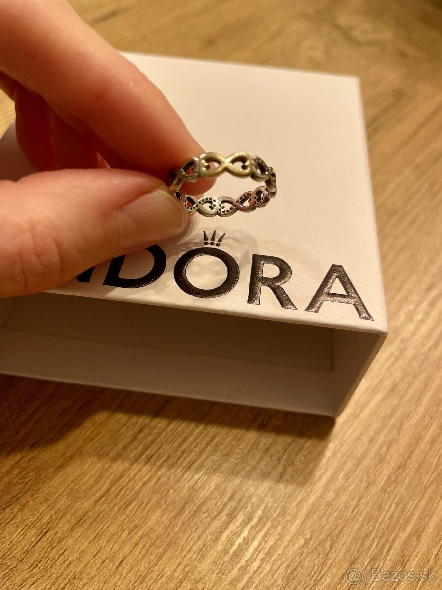 Pandora prsten so zlatymi srdcami v strede, cislo 50-51