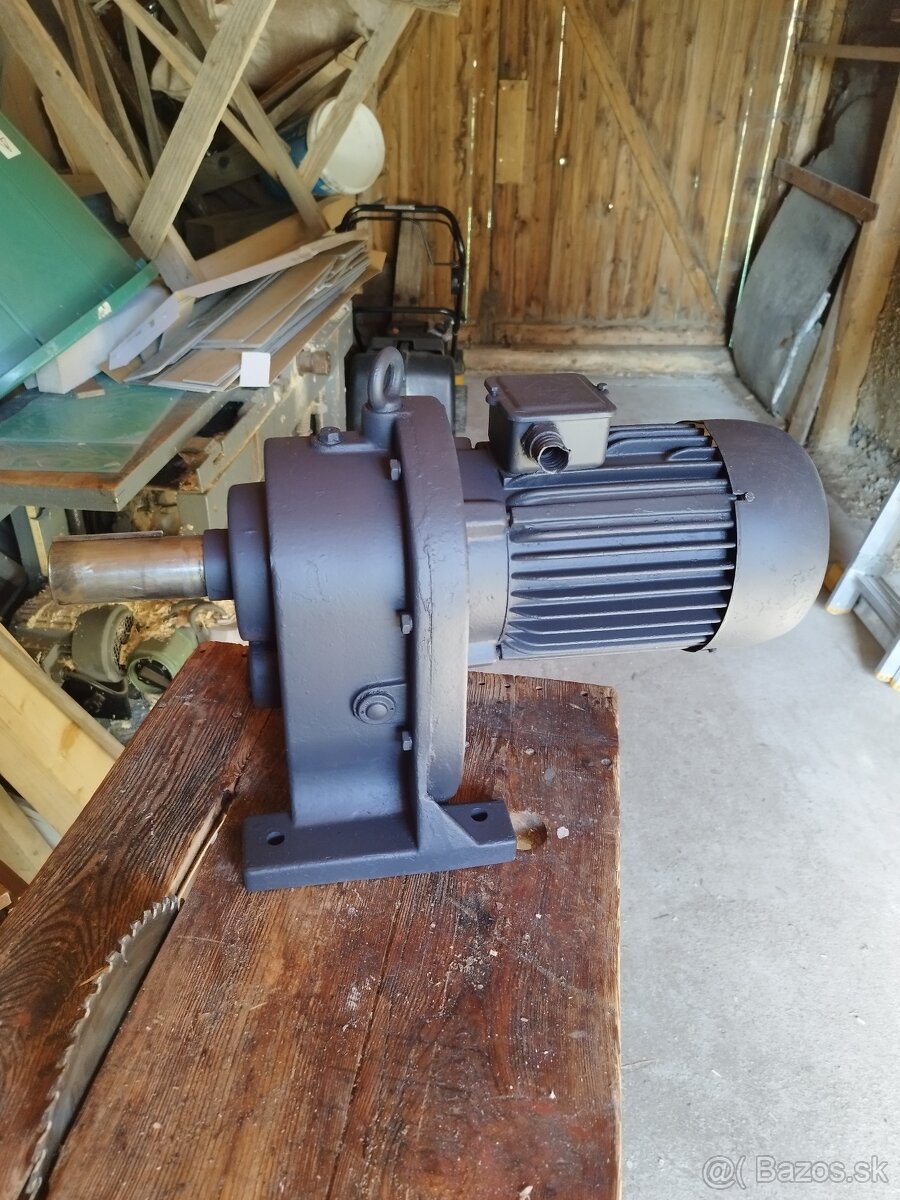 Elektromotor s prevodovkou