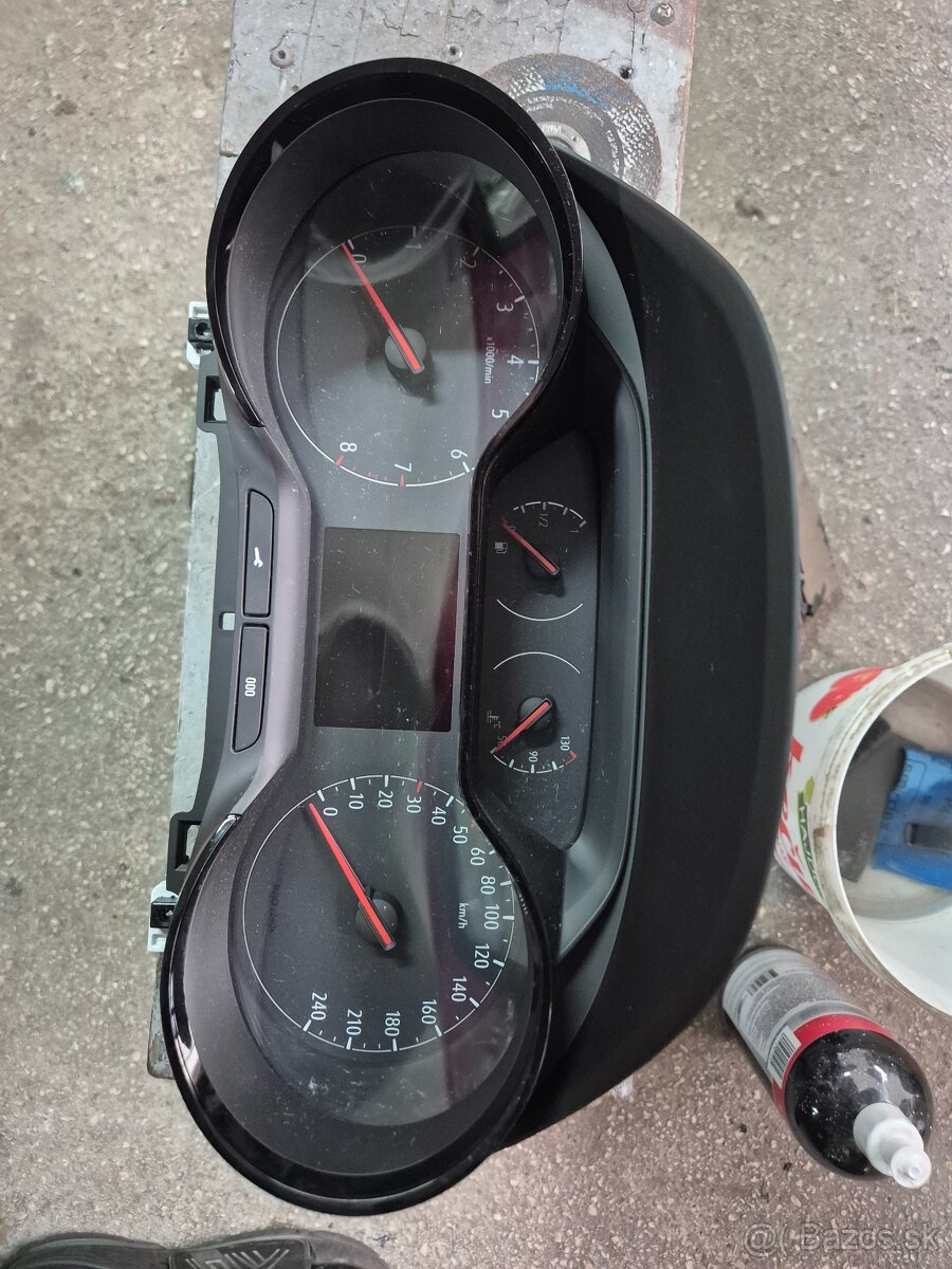 Opel Crossland X, tachometer