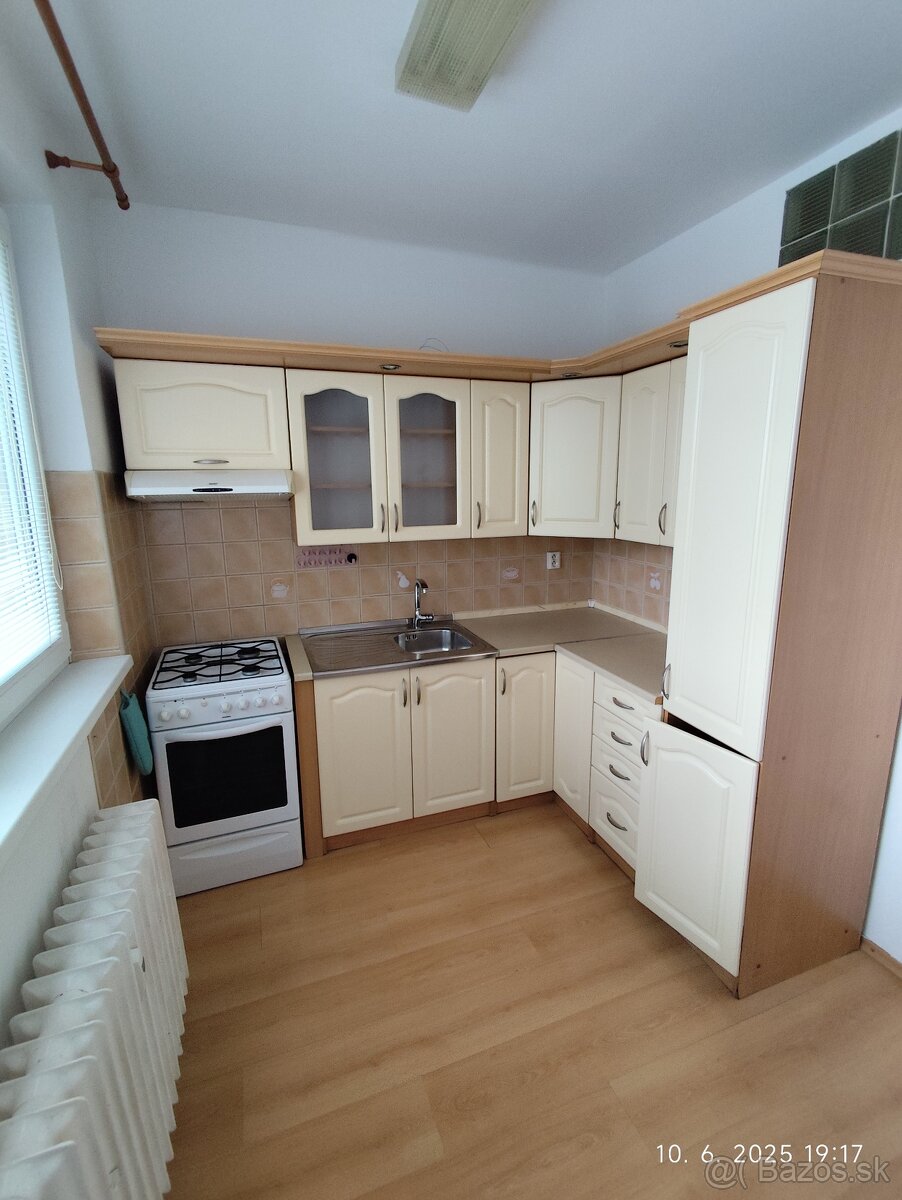 Prenájom 2 izbový byt 54 m2, Hlohová ulica obec Hlohovec