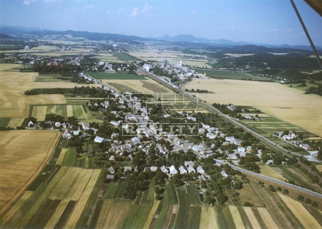 Stavebný pozemok v centre obce Ladce – s existujúcou...