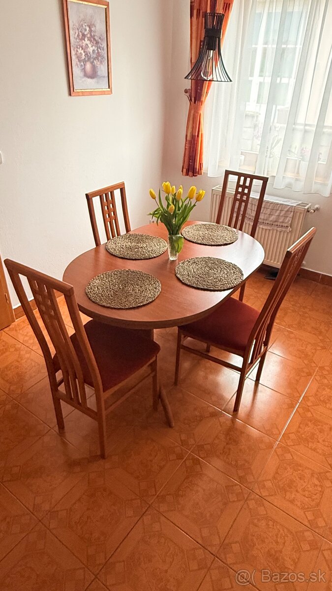 Jedálenský stôl so stoličkami