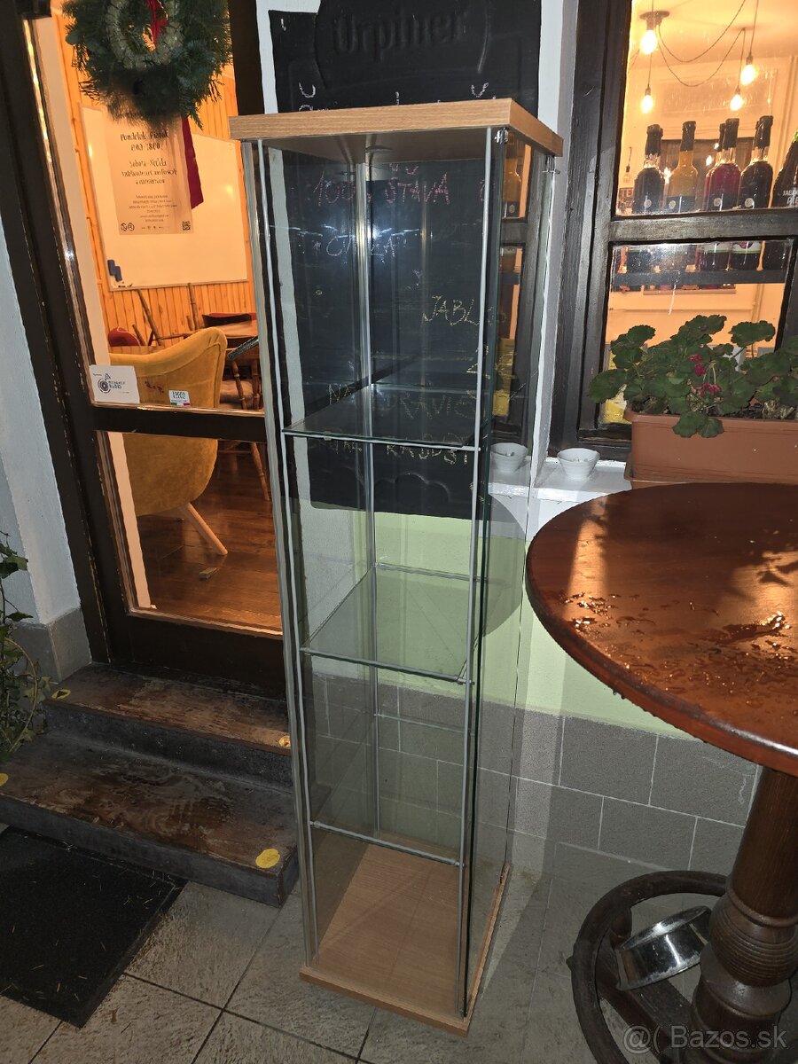 Darujem vitrinu