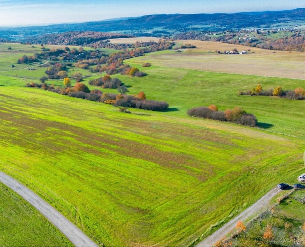 Kúpa rovinatý pozemok pri ceste