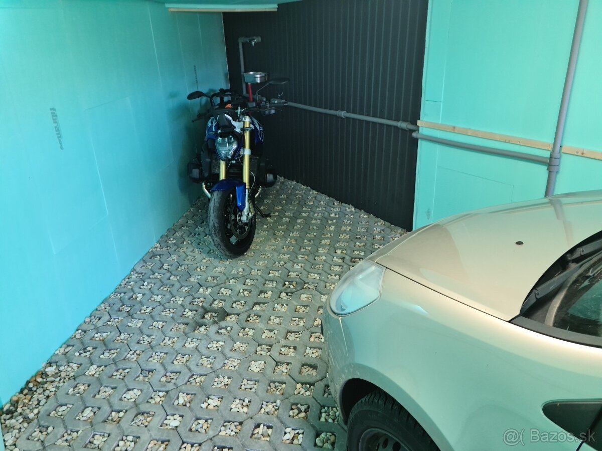 Veľká motorka a veľké auto spolu