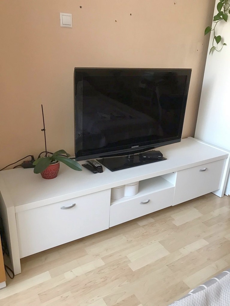 Stolík pod TV