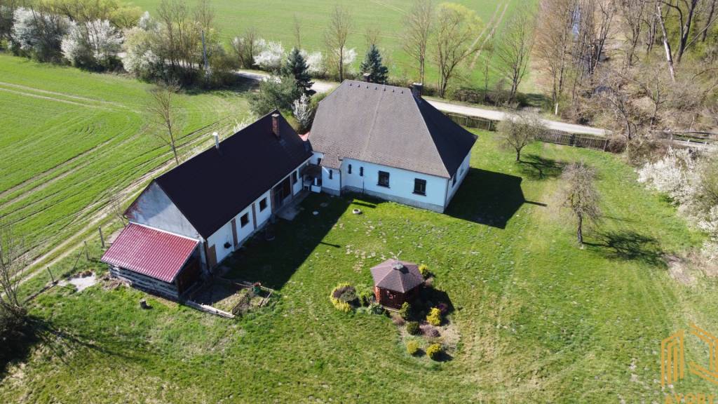 DOM NA SAMOTE POD LESOM, POZEMOK 3.160m2, CEROVÁ
