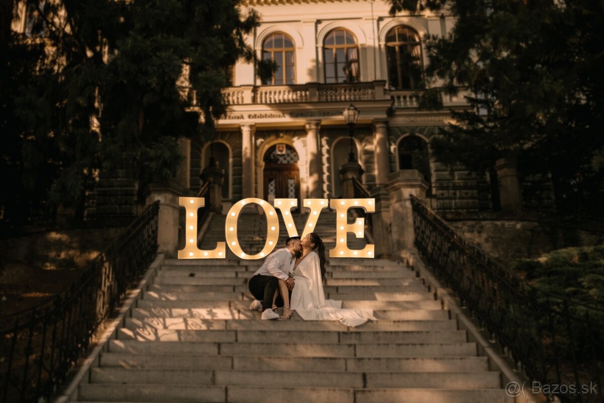 Svietiaci nápis LOVE