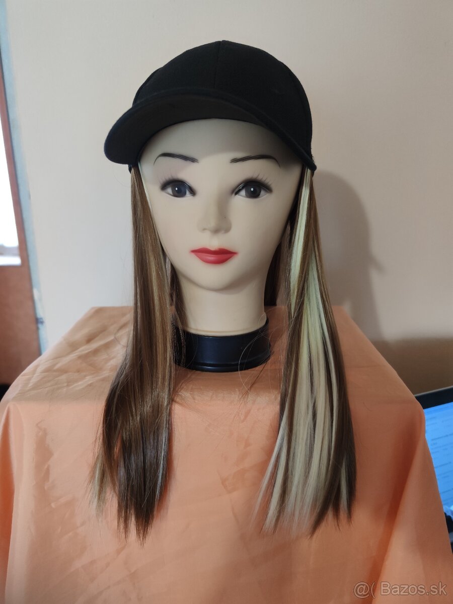 čierna šiltovka s parochňou