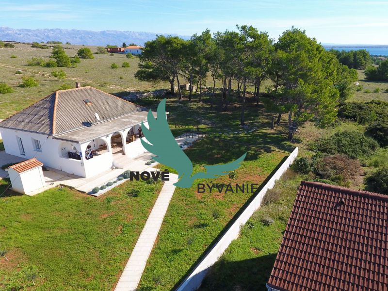 Dom na ostrove Vir s veľkým pozemkom, výhľadom na more a veľ