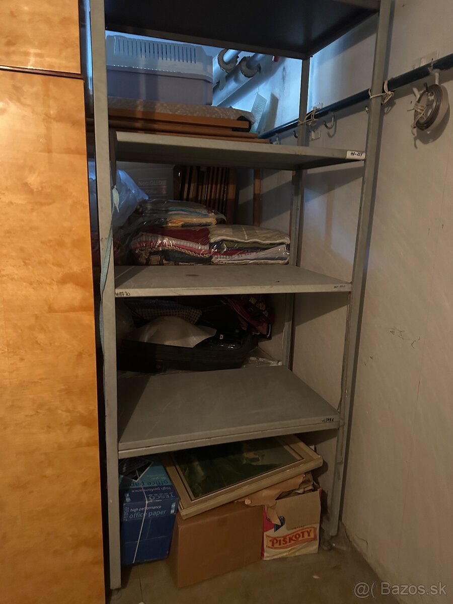 Darujem 2ks kovových regálov