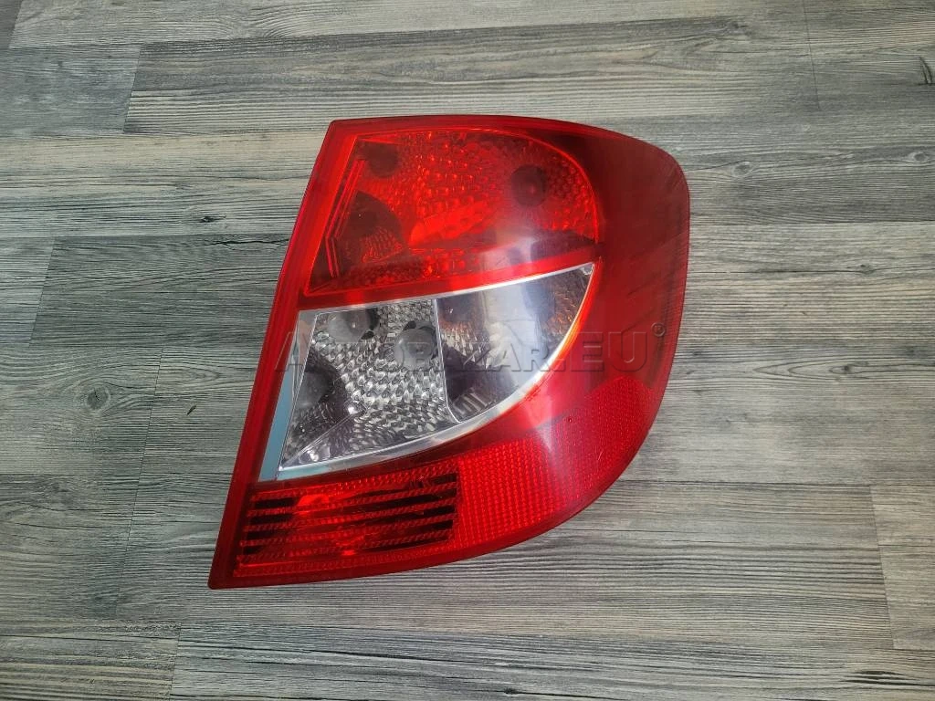 RENAULT THALIA PRAVE SVETLO