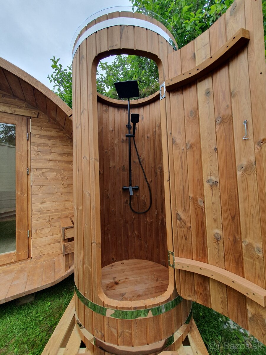 Záhradná sprcha ku saune z termodreva a panoramatickou streh