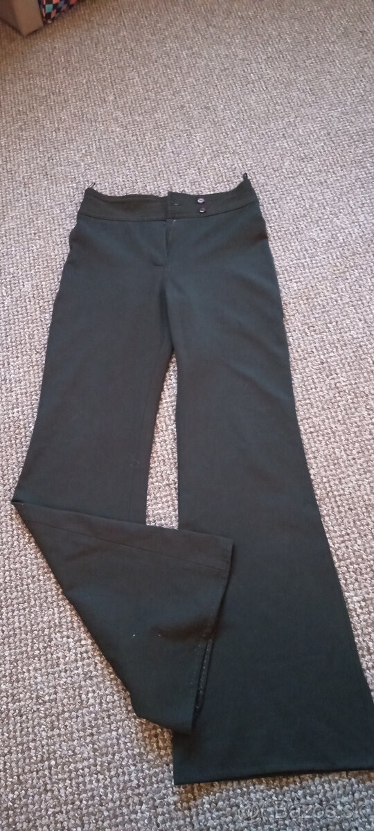 čierne elegantné nohavice