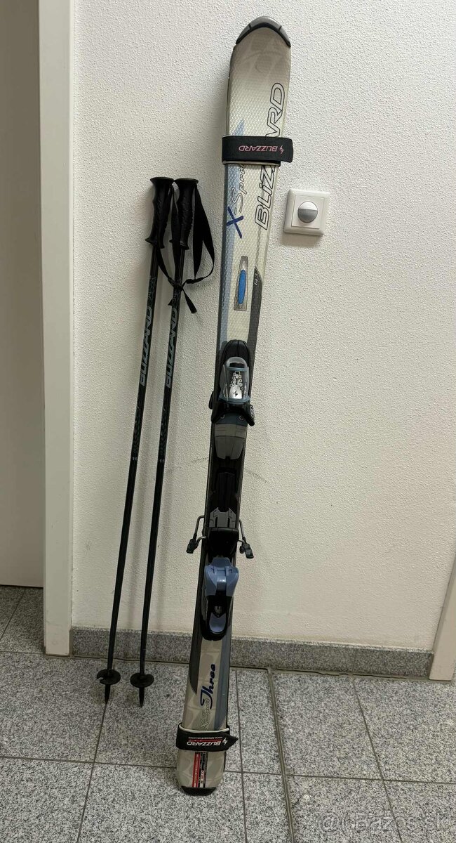 Lyže. lyžiarky, prilba