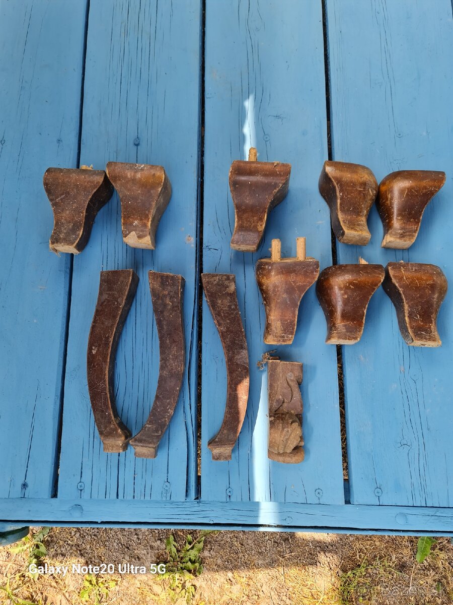 Nohy zo starožitného nábytku