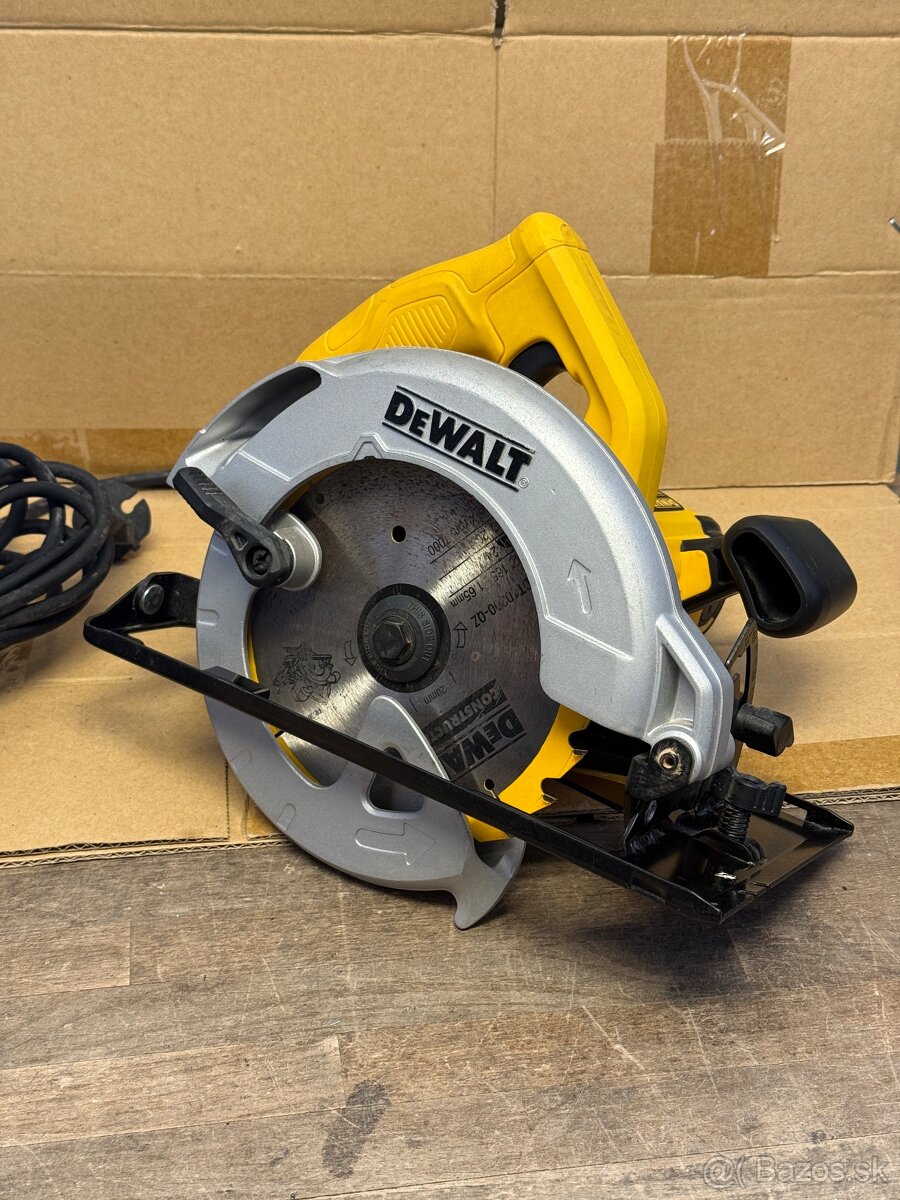 Okružná píla Dewalt