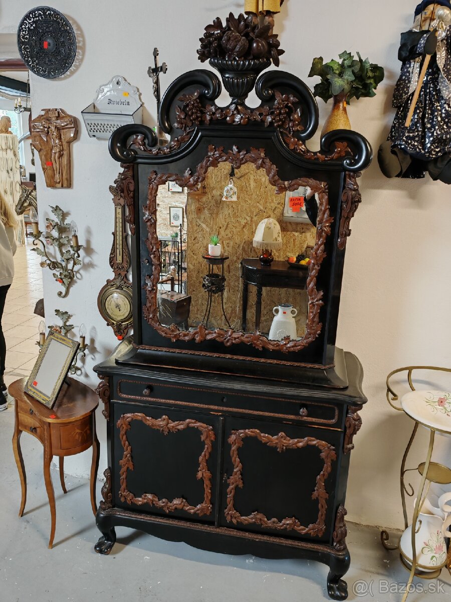 Starožitná vyrezávaná skriňa