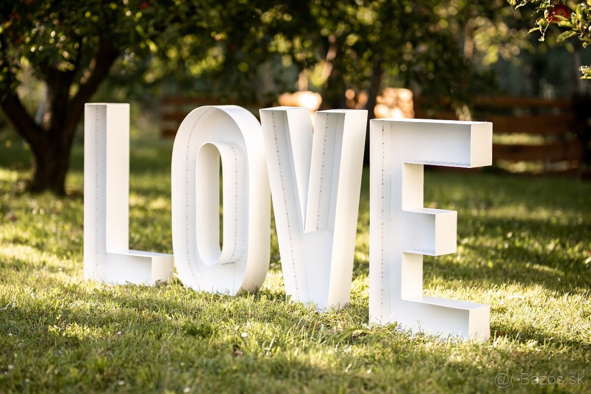 Prenájom svadobnej výzdoby - svetelné písmená LOVE