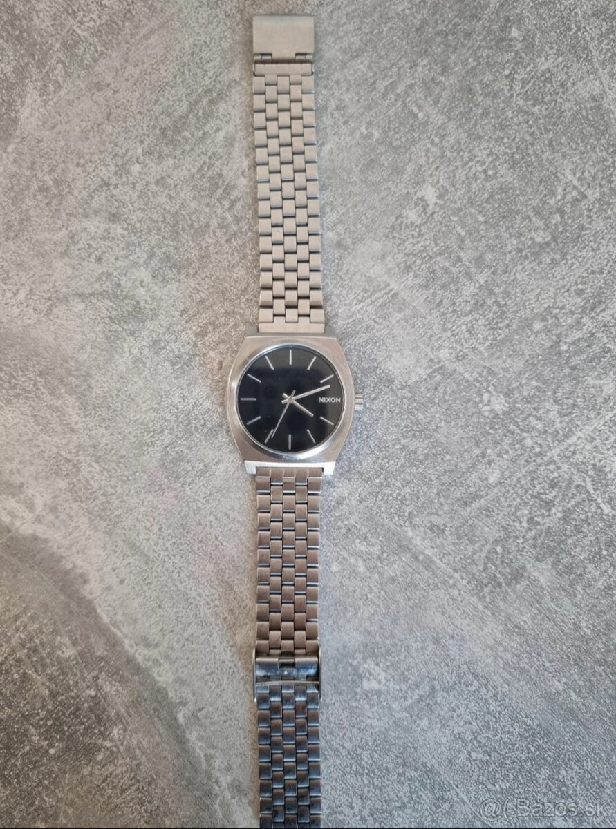 Nixon time teller